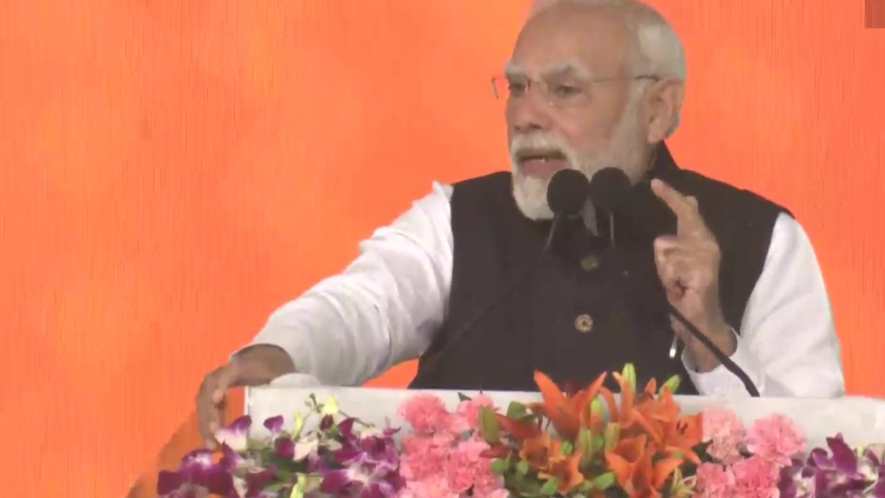 PM Modi In Visakha : ప్రధాని విశాఖ పర్యటనలో రైల్వే జోన్ ప్రస్తావన లేదు .. స్టీల్ ప్లాంట్ ఊసే లేదు.. PM Modi In Visakha : ప్రధాని విశాఖ పర్యటనలో రైల్వే జోన్ ప్రస్తావన లేదు .. స్టీల్ ప్లాంట్ ఊసే లేదు..