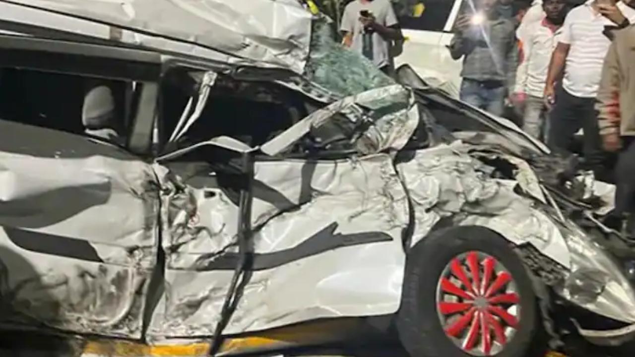 Pune Road Accident: పుణె-బెంగళూరు హైవేపై లారీ బీభత్సం.. 48వాహనాలు ధ్వంసం.. 30మందికి గాయాలు Pune Road Accident: పుణె-బెంగళూరు హైవేపై లారీ బీభత్సం.. 48వాహనాలు ధ్వంసం.. 30మందికి గాయాలు