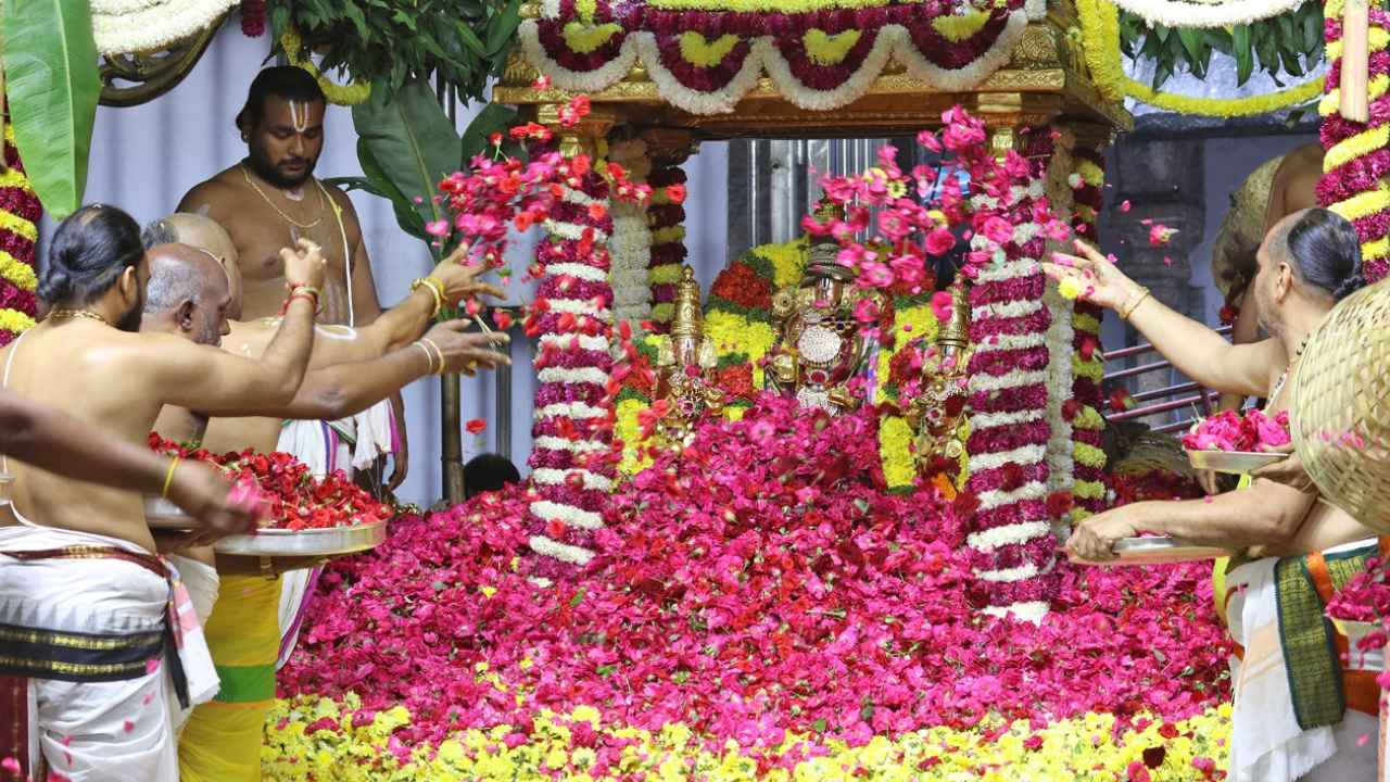 Tirumala Srivari Pushpayagam : సప్తవర్ణశోభితం శ్రీవారి పుష్పయాగం.. తిరుమల ఆలయంలో వైభవంగా పుష్పయాగ మహోత్సవం Tirumala Srivari Pushpayagam : సప్తవర్ణశోభితం శ్రీవారి పుష్పయాగం.. తిరుమల ఆలయంలో వైభవంగా పుష్పయాగ మహోత్సవం