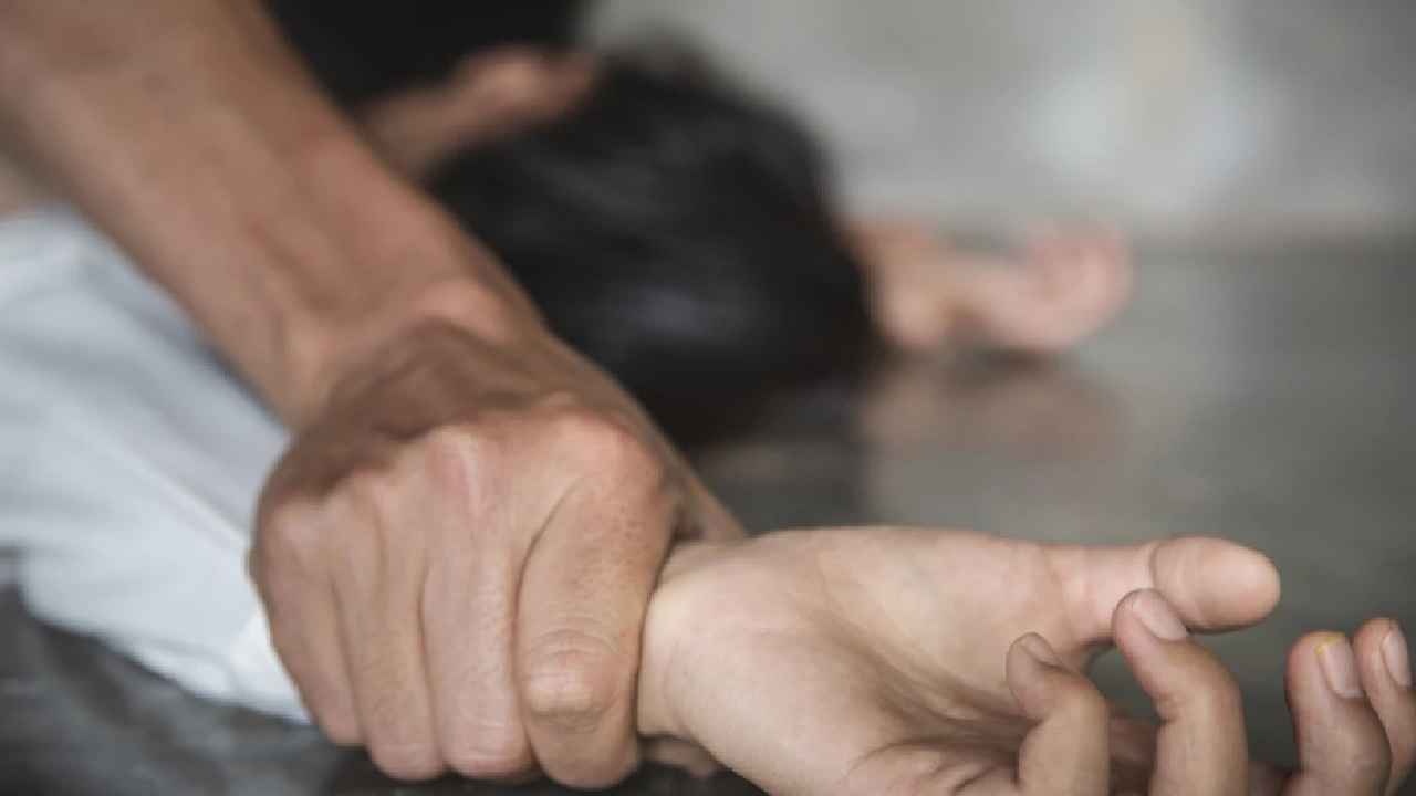 Rajasthan Gang Rape : దొంగతనానికి వచ్చి దారుణం.. భర్తను బంధించి అతడి ముందే భార్యను గ్యాంగ్ రేప్ చేసిన దొంగలు Rajasthan Gang Rape : దొంగతనానికి వచ్చి దారుణం.. భర్తను బంధించి అతడి ముందే భార్యను గ్యాంగ్ రేప్ చేసిన దొంగలు