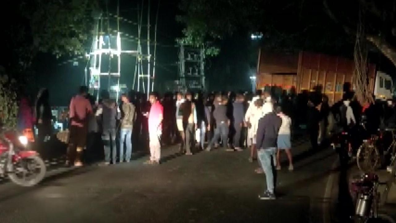 Bihar Road Accident : బీహార్లో ఘోర ప్రమాదం.. జనాలపైకి దూసుకెళ్లిన ట్రక్కు.. ఆరుగురు చిన్నారులతో సహా 8మంది మృతి Bihar Road Accident : బీహార్లో ఘోర ప్రమాదం.. జనాలపైకి దూసుకెళ్లిన ట్రక్కు.. ఆరుగురు చిన్నారులతో సహా 8మంది మృతి