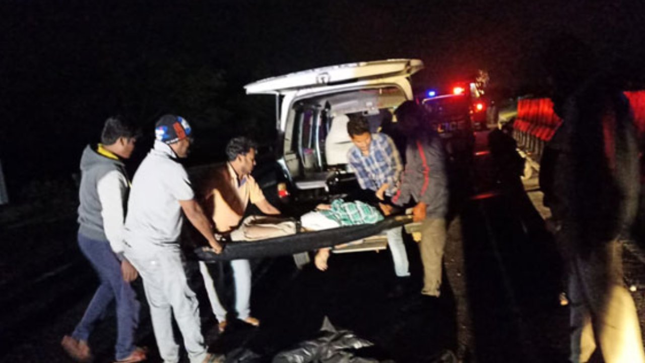 Srikakulam Road Accident: శ్రీకాకుళం జిల్లాలో ఘోర రోడ్డు ప్రమాదం.. కల్వర్టును ఢీకొట్టిన కారు.. తండ్రీ, కొడుకు మృతి.. Srikakulam Road Accident: శ్రీకాకుళం జిల్లాలో ఘోర రోడ్డు ప్రమాదం.. కల్వర్టును ఢీకొట్టిన కారు.. తండ్రీ, కొడుకు మృతి..