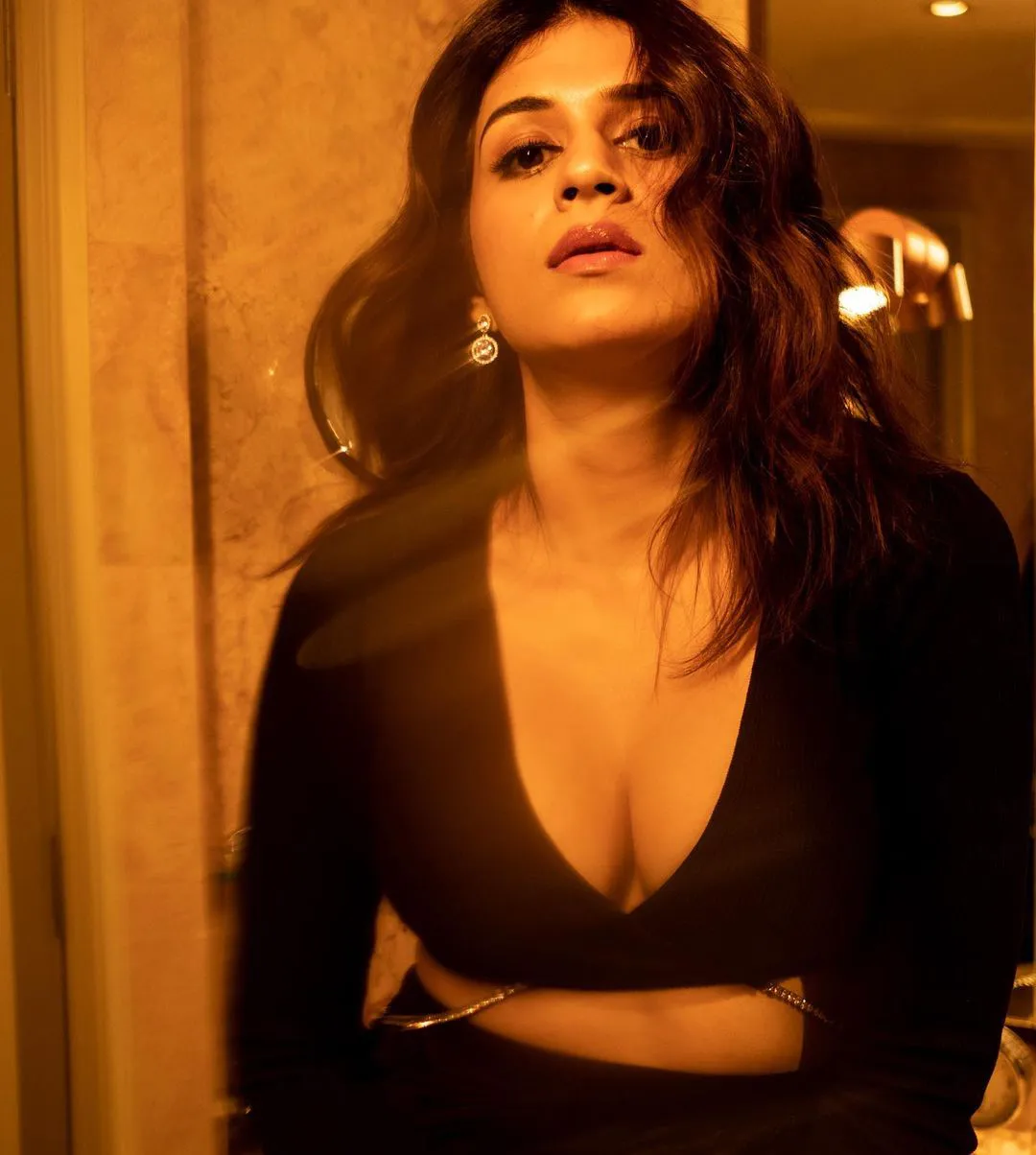 Shraddha Das latest photoshoot pics
