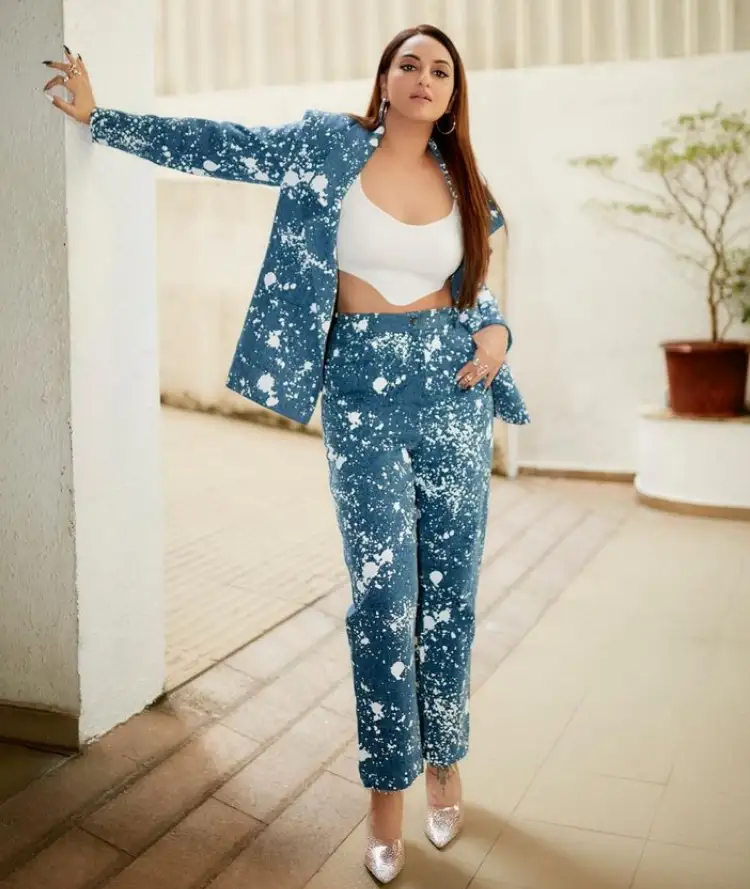 Sonakshi Sinha Sizzles In Latest Pics