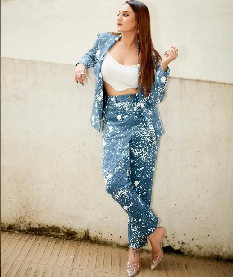 Sonakshi Sinha Sizzles In Latest Pics