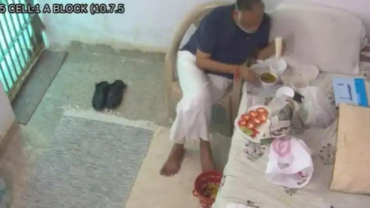 Satyendar Jain Video: ఇది జైలు కాదు.. రిసార్ట్..! జైలు నుంచి సత్యేంద్ర జైన్ మరో వీడియో విడుదల Satyendar Jain Video: ఇది జైలు కాదు.. రిసార్ట్..! జైలు నుంచి సత్యేంద్ర జైన్ మరో వీడియో విడుదల