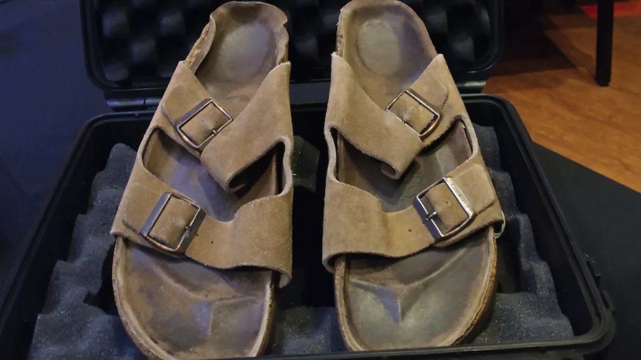 Steve Jobs Old sandals Auction: స్టీవ్జాబ్స్ పాత చెప్పులకు వేలం.. రూ.1.78కోట్లు చెల్లించిన వ్యక్తి.. వాటిల్లో స్పెషాల్టీ ఏమిటంటే? Steve Jobs Old sandals Auction: స్టీవ్జాబ్స్ పాత చెప్పులకు వేలం.. రూ.1.78కోట్లు చెల్లించిన వ్యక్తి.. వాటిల్లో స్పెషాల్టీ ఏమిటంటే?