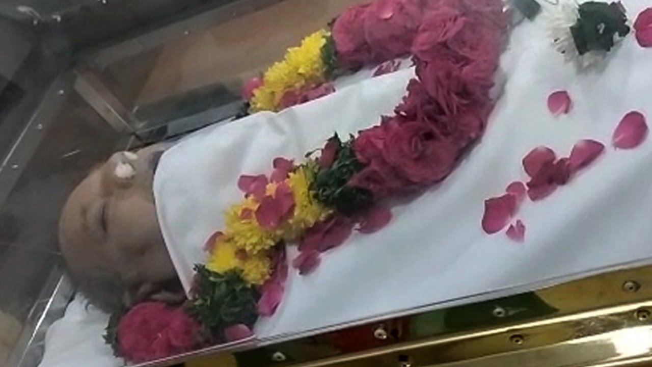 Super Star Krishna Passed Away: రేపు ప్రభుత్వ లాంఛనాలతో మహాప్రస్థానంలో కృష్ణ భౌతికకాయానికి అంత్యక్రియలు Super Star Krishna Passed Away: రేపు ప్రభుత్వ లాంఛనాలతో మహాప్రస్థానంలో కృష్ణ భౌతికకాయానికి అంత్యక్రియలు