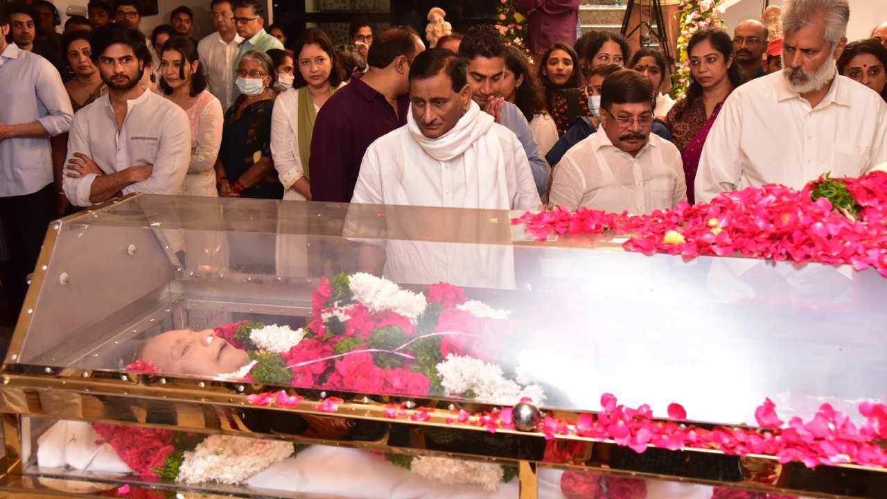Superstar Krishna Passed Away Live Update: గచ్చిబౌలి స్టేడియంకు కృష్ణ భౌతికకాయం.. రేపు ఉదయం నివాళులు అర్పించనున్న సీఎం జగన్ Superstar Krishna Passed Away Live Update: గచ్చిబౌలి స్టేడియంకు కృష్ణ భౌతికకాయం.. రేపు ఉదయం నివాళులు అర్పించనున్న సీఎం జగన్