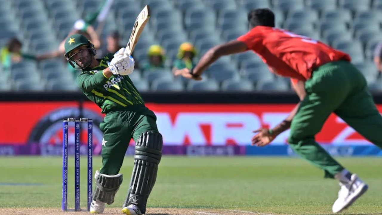 T20 World Cup: భారత్తో పాటు సెమీఫైనల్లో అడుగుపెట్టిన పాకిస్థాన్ జట్టు.. బంగ్లాపై ఐదు వికెట్ల తేడాతో విజయం T20 World Cup: భారత్తో పాటు సెమీఫైనల్లో అడుగుపెట్టిన పాకిస్థాన్ జట్టు.. బంగ్లాపై ఐదు వికెట్ల తేడాతో విజయం
