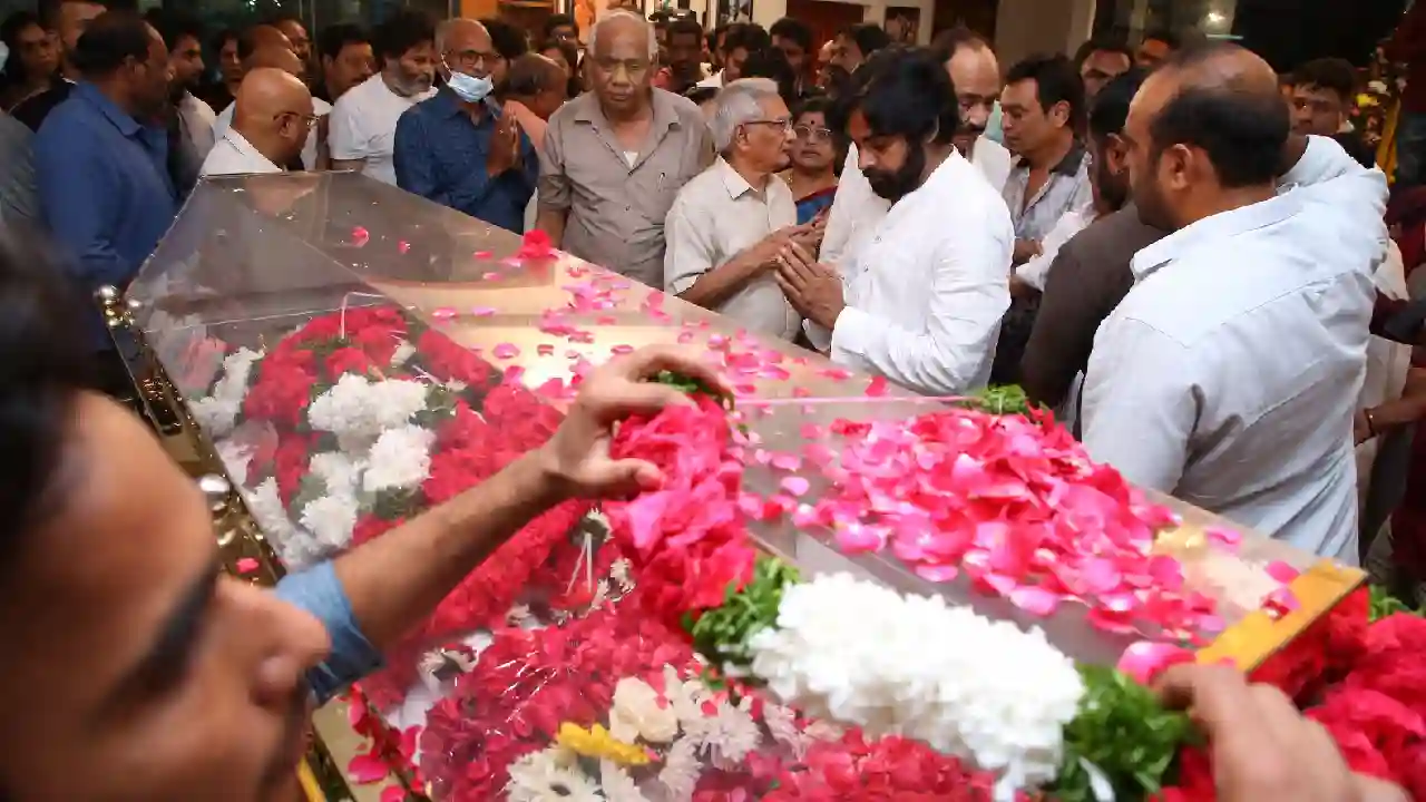 Tollywood Pays Tribute To Super Star Krishna