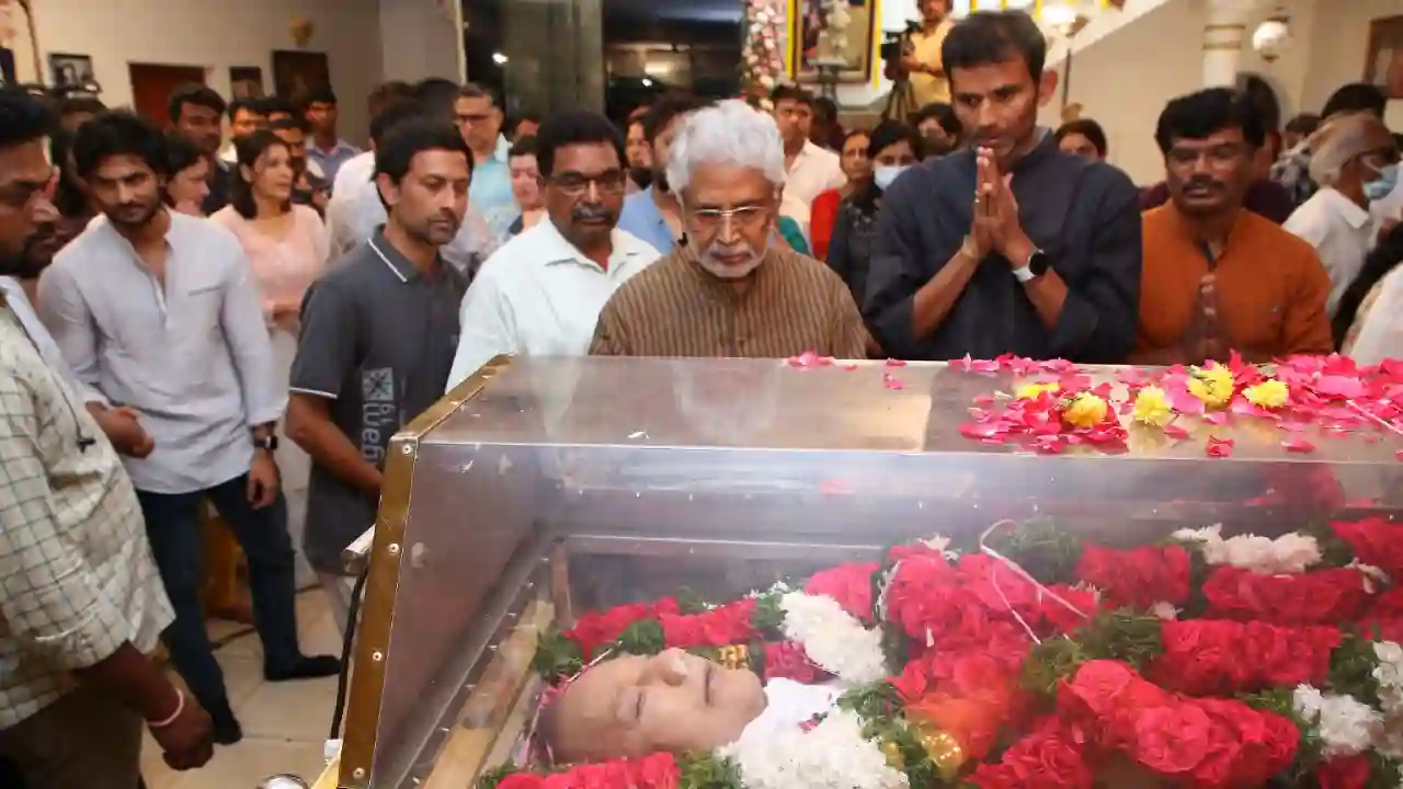 Tollywood Pays Tribute To Super Star Krishna
