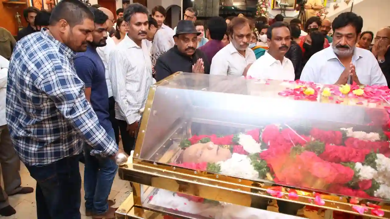 Tollywood Pays Tribute To Super Star Krishna