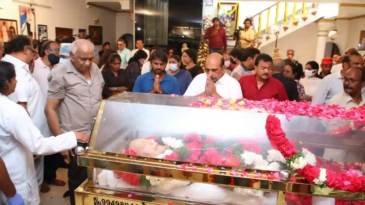 Tollywood Pays Tribute To Super Star Krishna