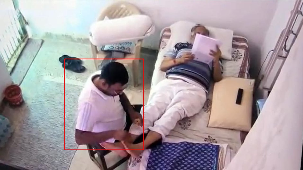 AAP Minister Satyendra Jain Massage : తీహార్ జైల్లో ఆప్ నేత సత్యేంద్రజైన్‌కు మసాజ్ వ్యవహారం .. మంత్రికి మసాజ్ చేసింది ఎవరంటే..