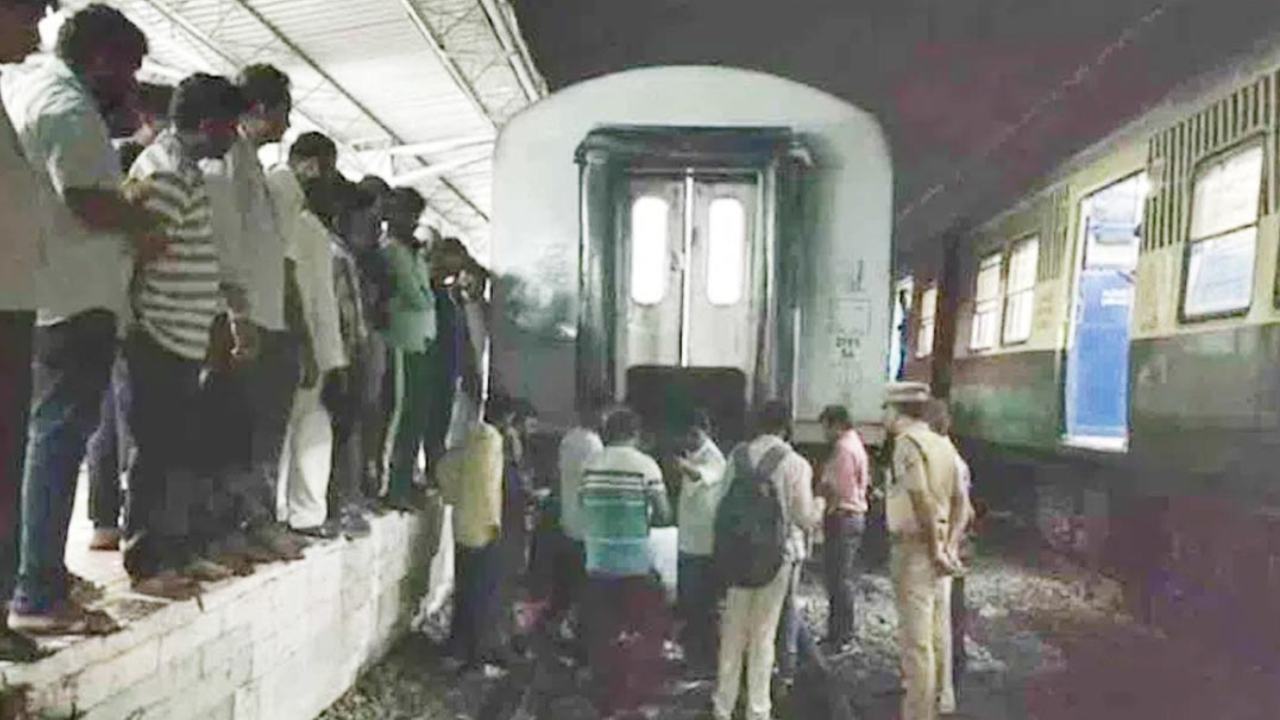 Two Coaches Separate From Train : రైలు నుంచి విడిపోయిన రెండు బోగీలు Two Coaches Separate From Train : రైలు నుంచి విడిపోయిన రెండు బోగీలు