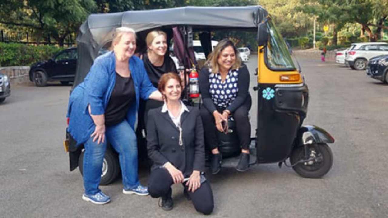 US Women Diplomats: బుల్లెట్ ప్రూఫ్ కార్లు వదిలేసి.. ఢిల్లీ రోడ్లపై ఆటోలో ప్రయాణించిన అమెరికా దౌత్యవేత్తలు US Women Diplomats: బుల్లెట్ ప్రూఫ్ కార్లు వదిలేసి.. ఢిల్లీ రోడ్లపై ఆటోలో ప్రయాణించిన అమెరికా దౌత్యవేత్తలు