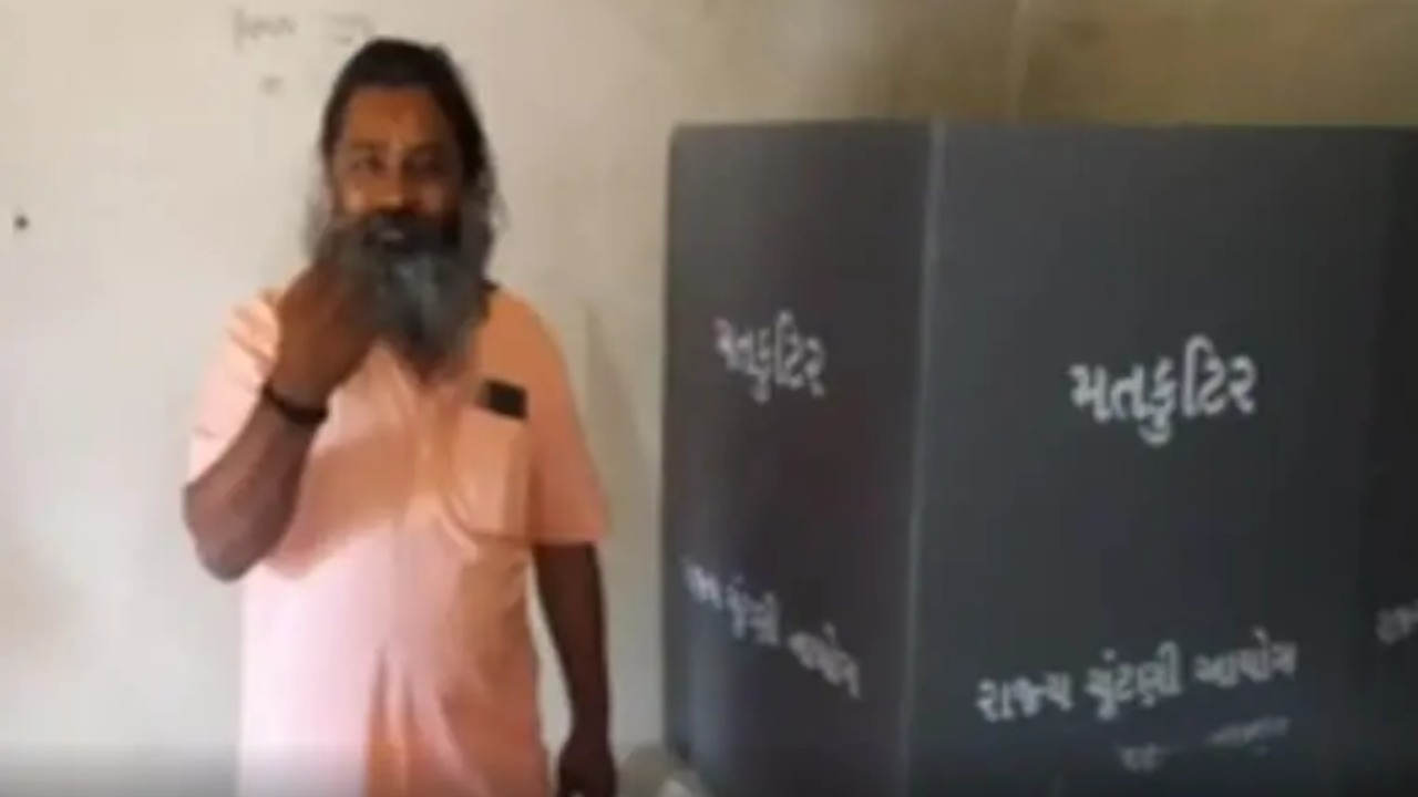 Gujarat Poll : ఒకేఒక్క ‘ఓటరు’ 8 మంది సిబ్బందితో ప్రత్యేక పోలింగ్ కేంద్రం Gujarat Poll : ఒకేఒక్క ‘ఓటరు’ 8 మంది సిబ్బందితో ప్రత్యేక పోలింగ్ కేంద్రం