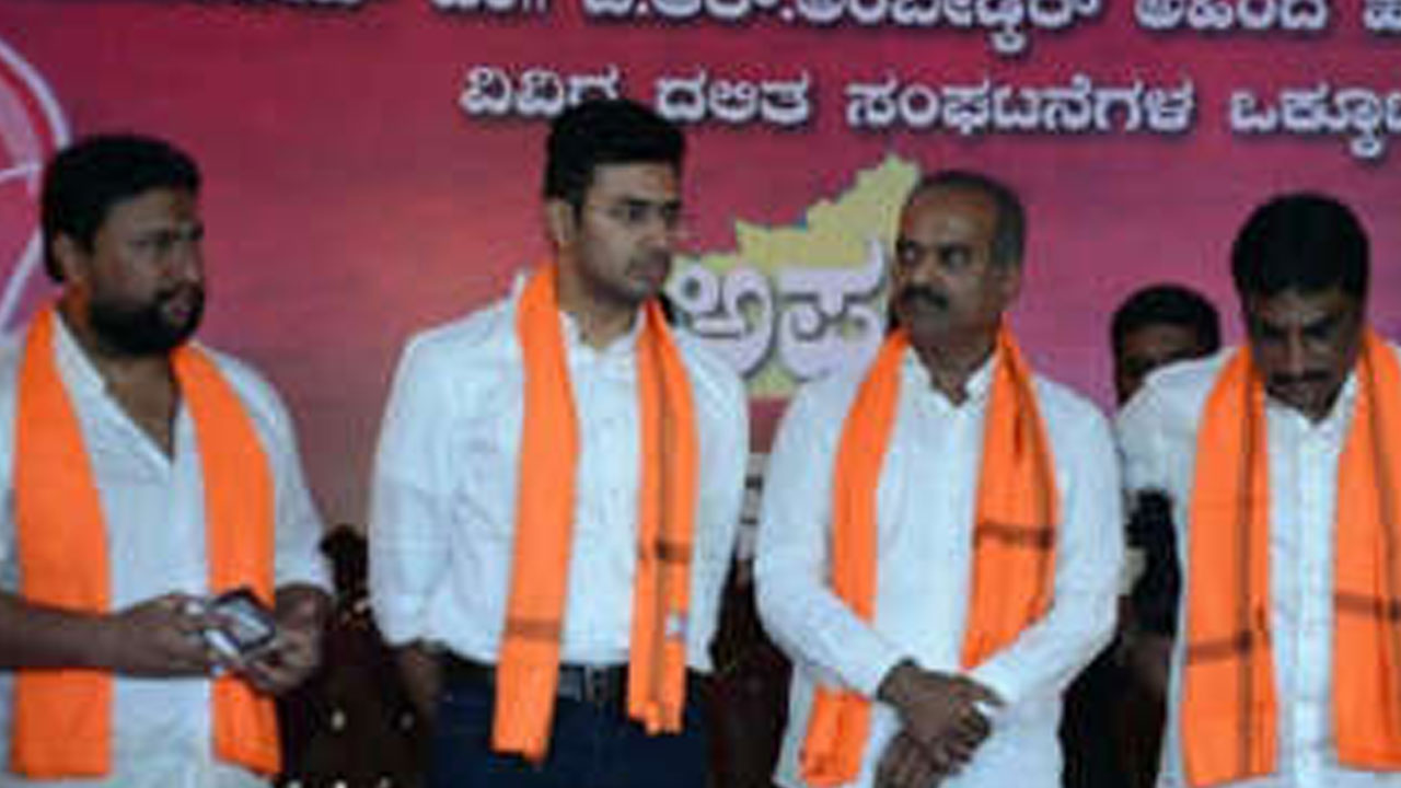 Rowdy Sheeter Sunil: బీజేపీ కార్యక్రమంలో పేరు మోసిన రౌడీ షీటర్.. సమాజ సేవ చేస్తున్నానంటూ స్టేట్మెంట్ Rowdy Sheeter Sunil: బీజేపీ కార్యక్రమంలో పేరు మోసిన రౌడీ షీటర్.. సమాజ సేవ చేస్తున్నానంటూ స్టేట్మెంట్