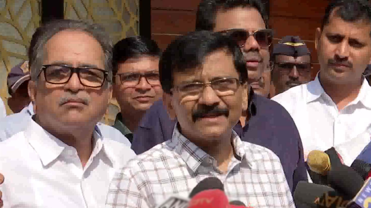Shiv Sena: మళ్లీ బీజేపీ గూటికి శివసేన? అనుమానాల్ని రేకెత్తిస్తున్న సంజయ్ రౌత్ వ్యాఖ్యలు Shiv Sena: మళ్లీ బీజేపీ గూటికి శివసేన? అనుమానాల్ని రేకెత్తిస్తున్న సంజయ్ రౌత్ వ్యాఖ్యలు