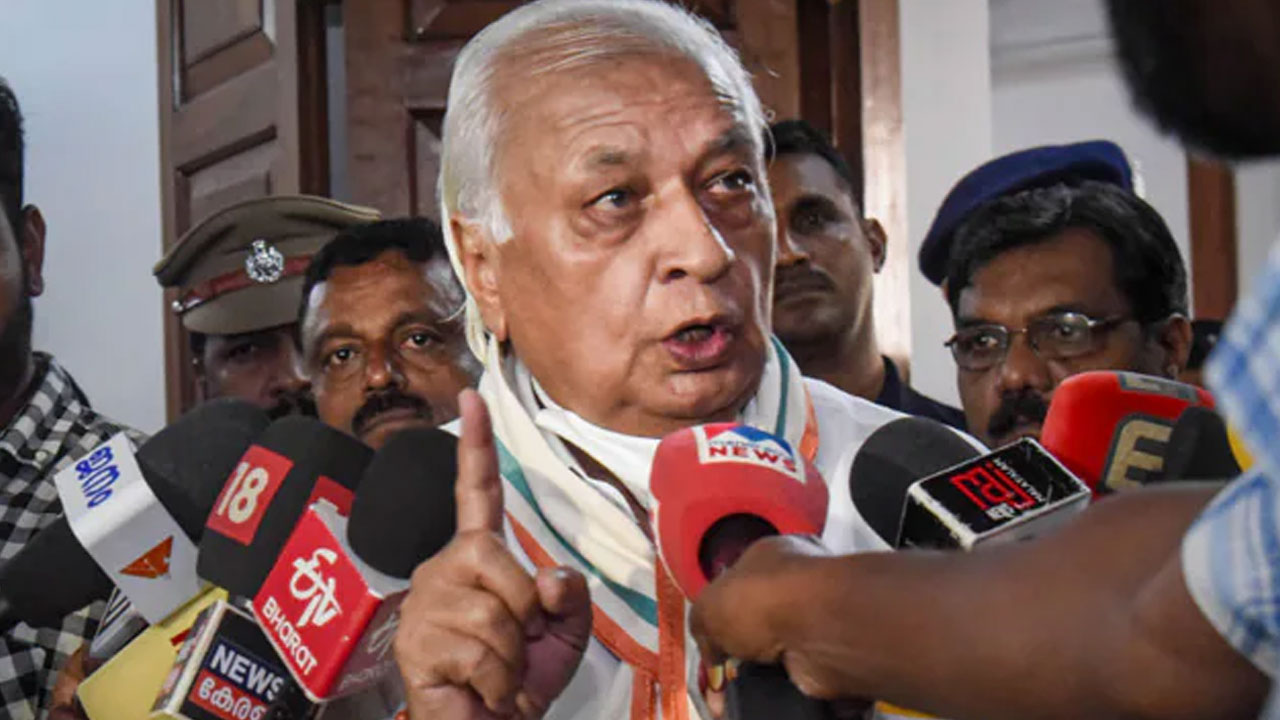 Kerala: కేరళ గవర్నర్కు షాకిచ్చిన సీఎం.. ఛాన్స్లర్ పదవి నుంచి తొలగిస్తూ ఆర్డినెన్స్ Kerala: కేరళ గవర్నర్కు షాకిచ్చిన సీఎం.. ఛాన్స్లర్ పదవి నుంచి తొలగిస్తూ ఆర్డినెన్స్
