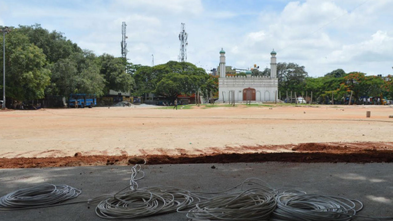 Idgah Maidan: అసదుద్దీన్ మీటింగ్ అయిపోగానే గోమూత్రంతో వెళ్లి ఈద్గా మైదానాన్ని శుభ్రం చేసిన శ్రీరాం సేన Idgah Maidan: అసదుద్దీన్ మీటింగ్ అయిపోగానే గోమూత్రంతో వెళ్లి ఈద్గా మైదానాన్ని శుభ్రం చేసిన శ్రీరాం సేన
