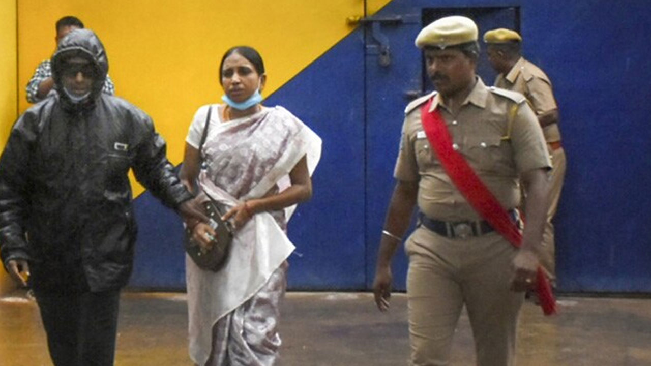 Rajiv Gandhi Assassination: 31 ఏళ్ల తర్వాత జైలు నుంచి విడుదలైన రాజీవ్ హంతకులు నళిని, ఇతరులు Rajiv Gandhi Assassination: 31 ఏళ్ల తర్వాత జైలు నుంచి విడుదలైన రాజీవ్ హంతకులు నళిని, ఇతరులు