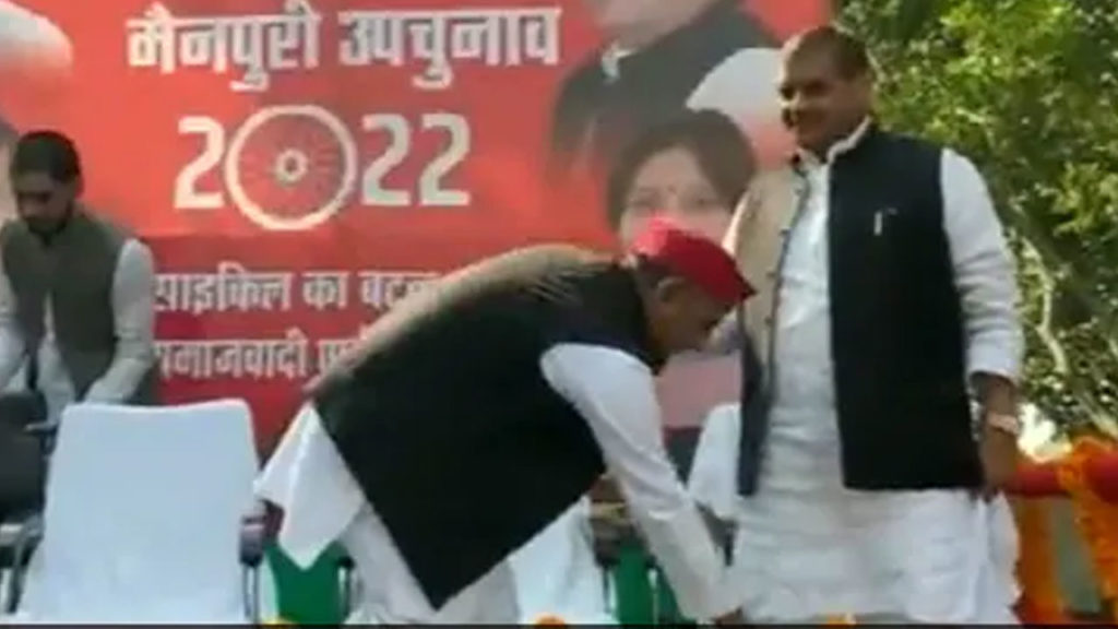 Akhilesh Yadav Touches Uncle Shivpal Yadav's Feet