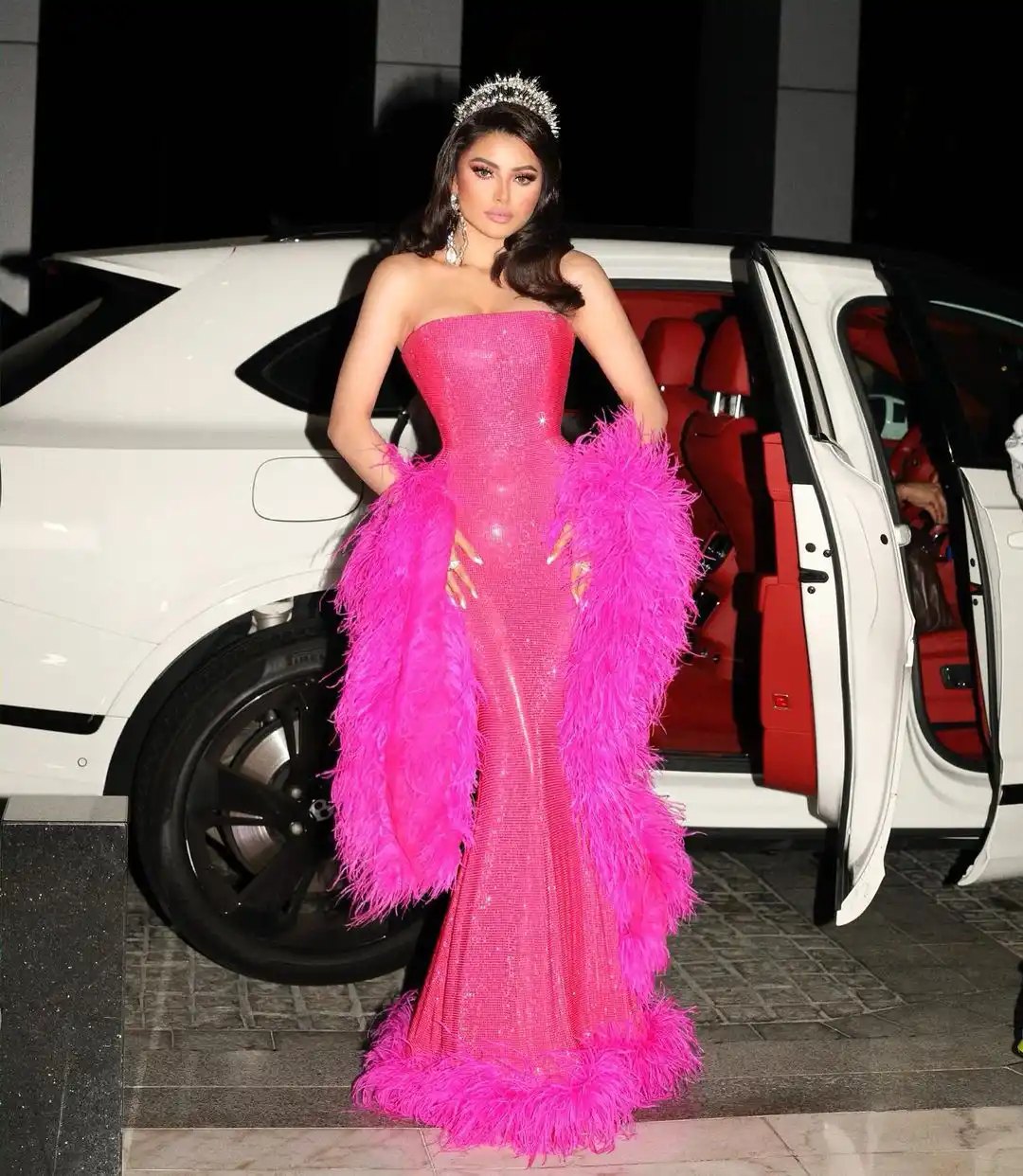 Urvashi Rautela shines in tight fit pink Dress in a Award Function  