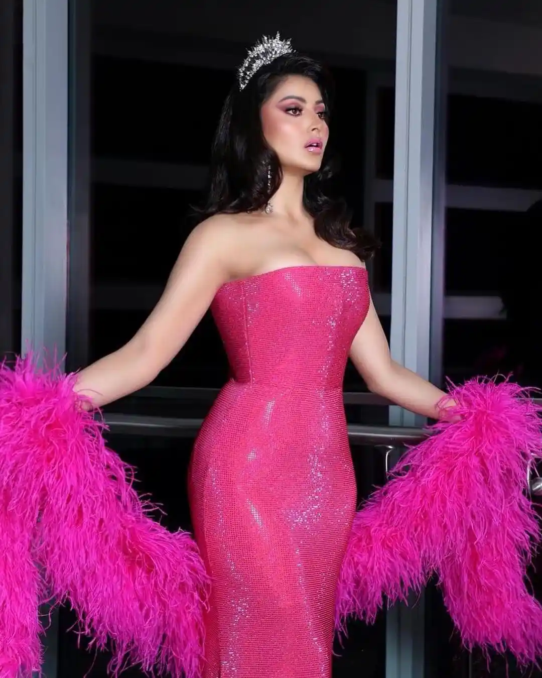 Urvashi Rautela shines in tight fit pink Dress in a Award Function  