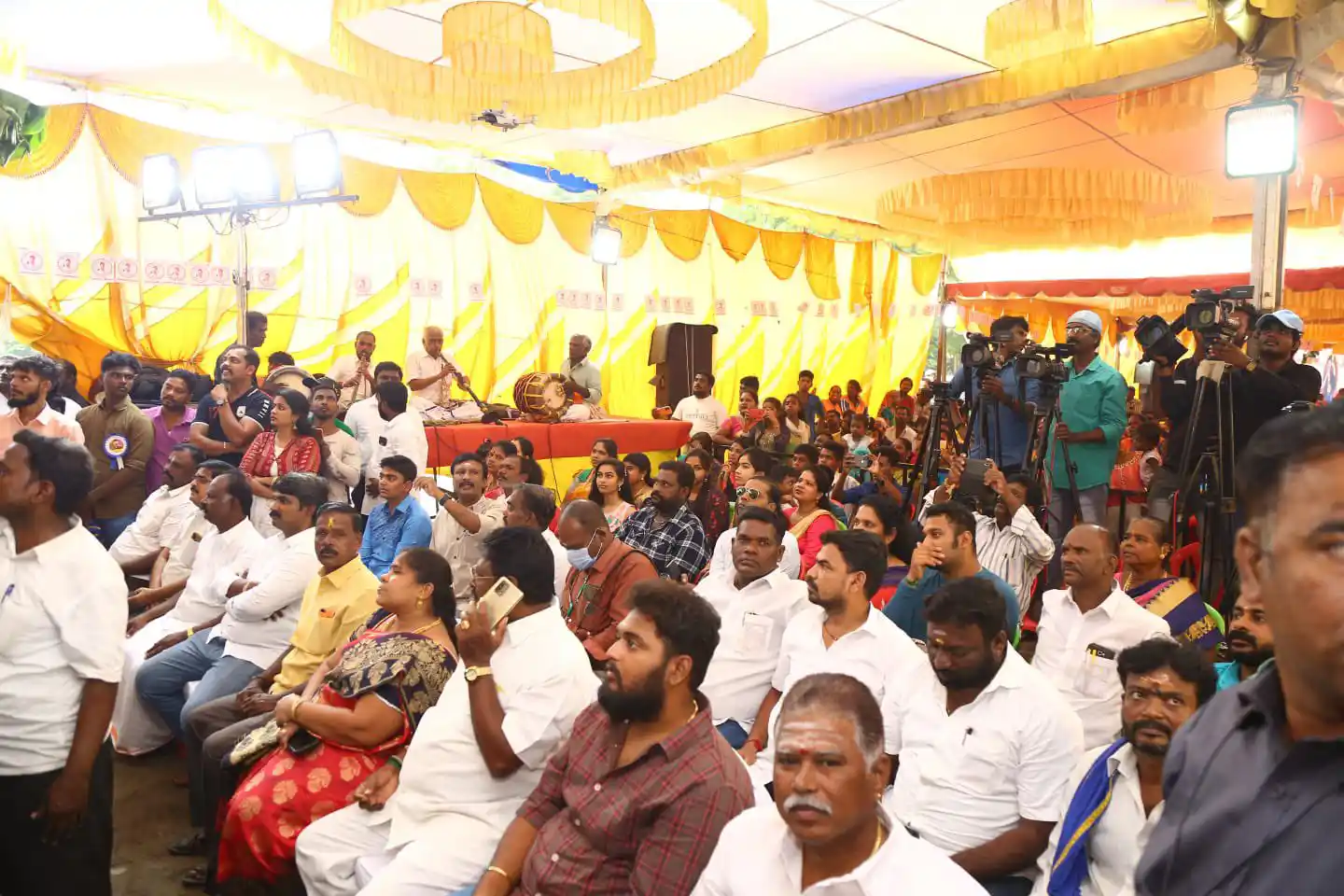 Vishal's fans help some poor people get married and Vishal appreciates