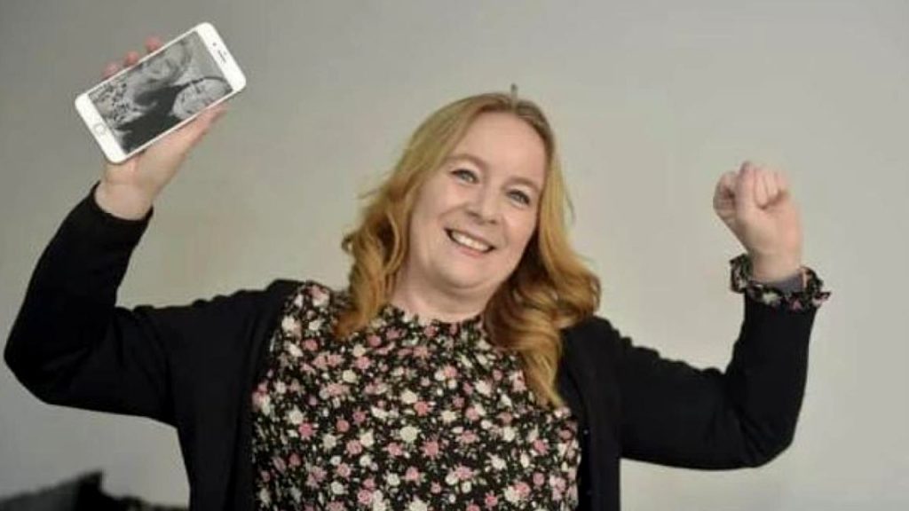Woman who lost her phone in sea 465 days ago finds it in working condition