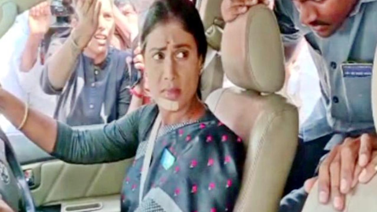 YS Sharmila Arrest: వైఎస్ఆర్టీపీ అధ్యక్షురాలు వై.ఎస్. షర్మిల అరెస్ట్.. ఎస్ఆర్ నగర్ పీఎస్ వద్ద హైటెన్షన్.. YS Sharmila Arrest: వైఎస్ఆర్టీపీ అధ్యక్షురాలు వై.ఎస్. షర్మిల అరెస్ట్.. ఎస్ఆర్ నగర్ పీఎస్ వద్ద హైటెన్షన్..