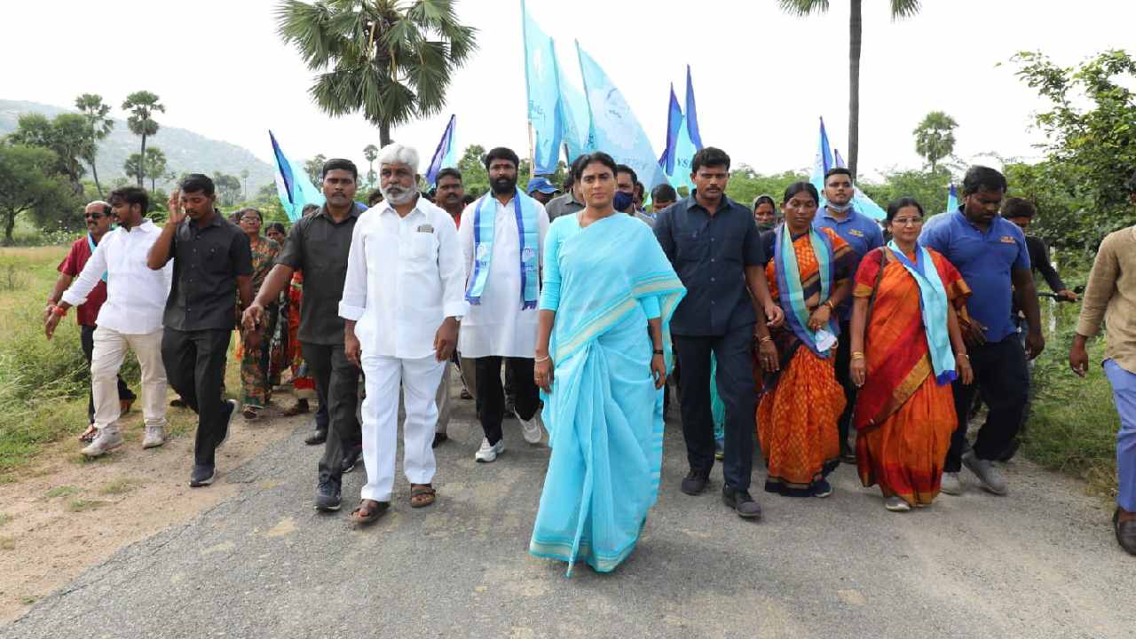 YS.Sharmila: షర్మిల పాదయాత్రలో కీలక ఘట్టం.. 3,000 కిలోమీటర్లు పూర్తి చేసుకోనున్న ‘ప్రజా ప్రస్థానం’ YS.Sharmila: షర్మిల పాదయాత్రలో కీలక ఘట్టం.. 3,000 కిలోమీటర్లు పూర్తి చేసుకోనున్న ‘ప్రజా ప్రస్థానం’