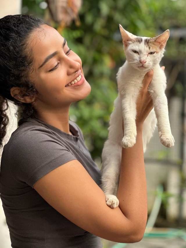 >పిల్లితో అనుపమ క్యూట్ ఫోటోలు..
