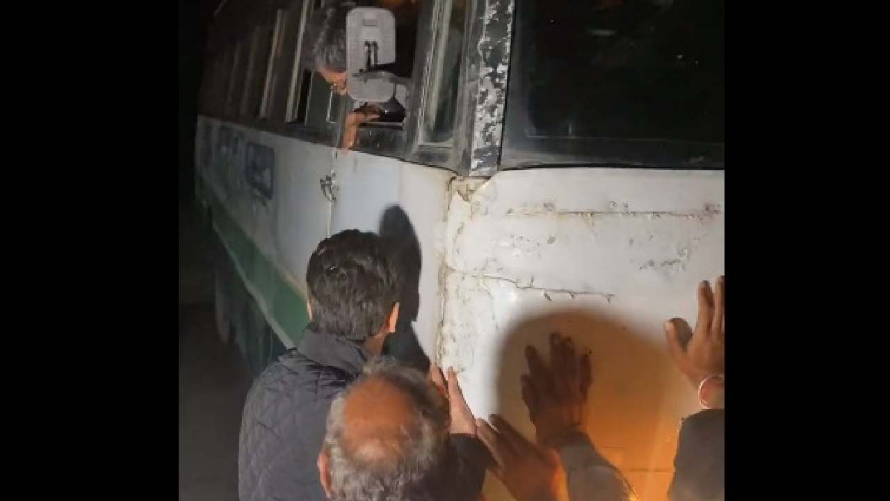 Pushing a bus: నడిరోడ్డుపై ఆగిపోయిన బస్సును.. ప్రయాణికులతో కలిసి నెట్టిన కేంద్ర మంత్రి.. వీడియో Pushing a bus: నడిరోడ్డుపై ఆగిపోయిన బస్సును.. ప్రయాణికులతో కలిసి నెట్టిన కేంద్ర మంత్రి.. వీడియో