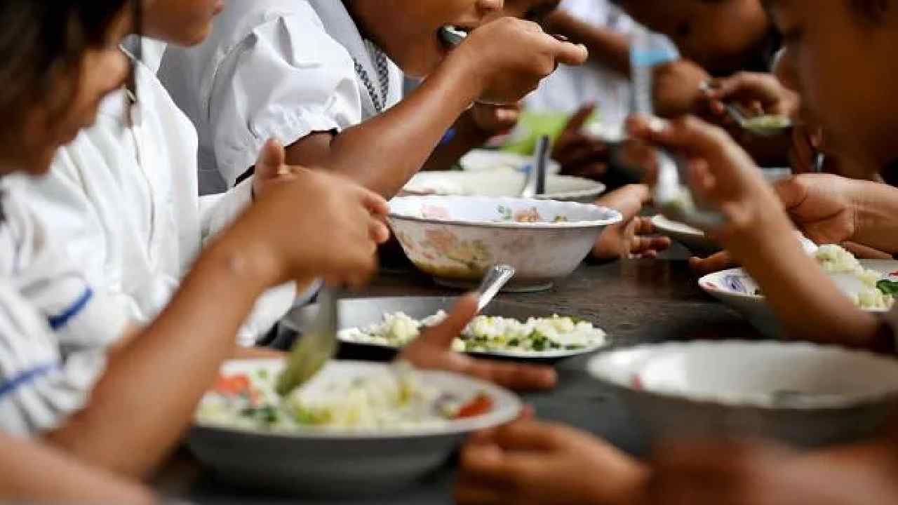 School breakfast: బాలికల స్కూల్లో అటుకుల్లో పురుగులు.. బ్రేక్ ఫాస్ట్గా తిని 25 మందికి అస్వస్థత School breakfast: బాలికల స్కూల్లో అటుకుల్లో పురుగులు.. బ్రేక్ ఫాస్ట్గా తిని 25 మందికి అస్వస్థత