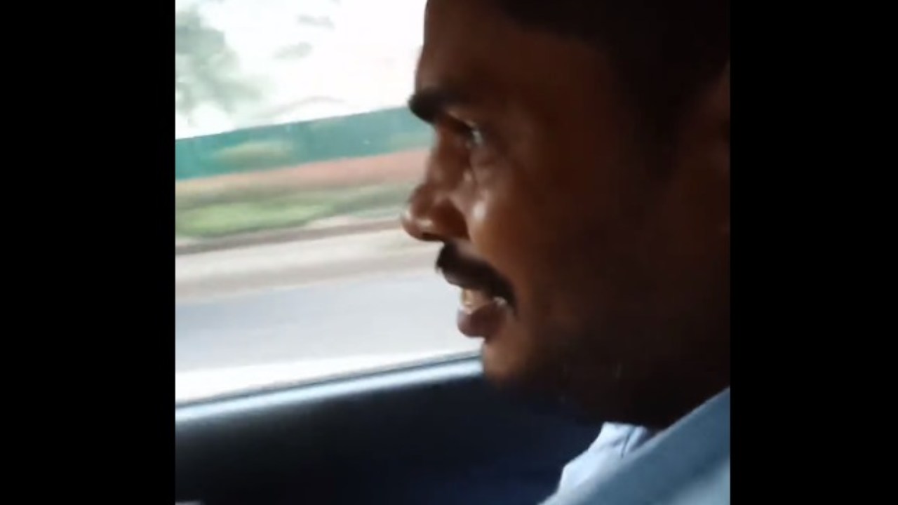 Delhi Cab Driver: క్యాబ్ డ్రైవర్-ప్రయాణికుడు సంస్కృతంలో మాట్లాడుకుంటూ వెళ్లిన వైనం.. వీడియో వైరల్ Delhi Cab Driver: క్యాబ్ డ్రైవర్-ప్రయాణికుడు సంస్కృతంలో మాట్లాడుకుంటూ వెళ్లిన వైనం.. వీడియో వైరల్