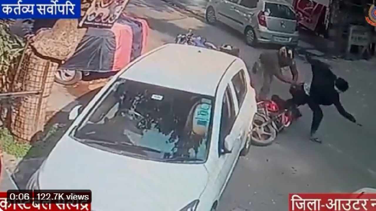 Viral Video: పట్టిన పట్టు వదలకుండా చైన్ స్నాచర్ను పట్టుకున్న పోలీసు Viral Video: పట్టిన పట్టు వదలకుండా చైన్ స్నాచర్ను పట్టుకున్న పోలీసు