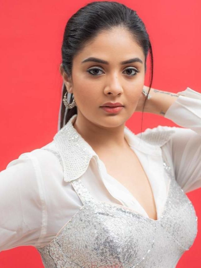 >కిల్లింగ్ లుక్స్‌తో శ్రీముఖి పరువాల జాతర!