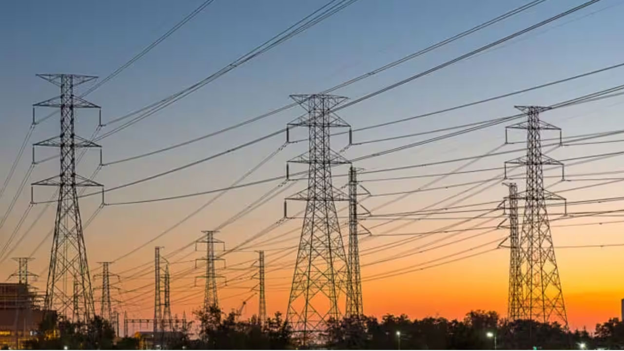 Bommanhal Electric Shock Incident : బొమ్మనహల్ విద్యుత్ షాక్ ఘటన.. ముగ్గురు ఉద్యోగులపై సస్పెన్షన్ వేటు Bommanhal Electric Shock Incident : బొమ్మనహల్ విద్యుత్ షాక్ ఘటన.. ముగ్గురు ఉద్యోగులపై సస్పెన్షన్ వేటు