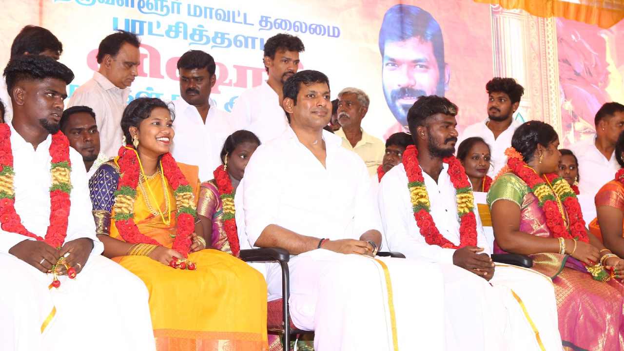 Vishal : పేద జంటలకు వివాహం జరిపించిన విశాల్ అభిమాన సంఘం.. అభినందించిన విశాల్..