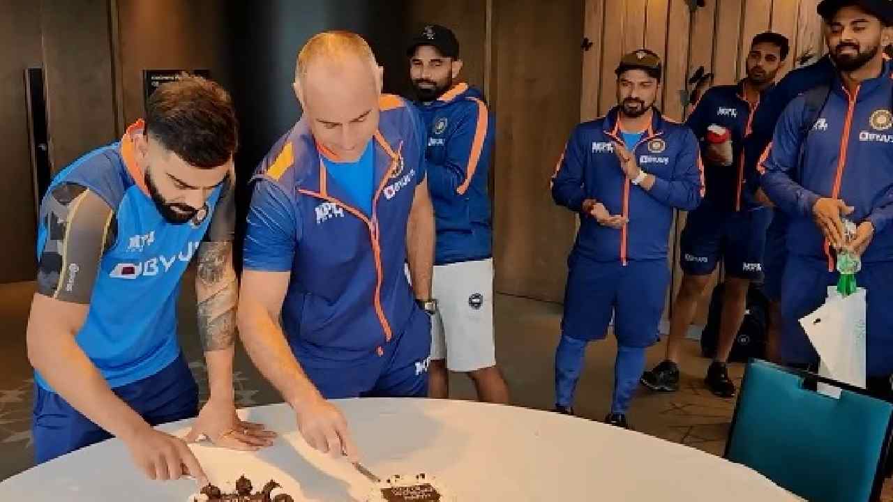 Virat Kohli Video: ఆస్ట్రేలియాలో తోటి ఆటగాళ్ల మధ్య కేక్ కట్ చేసిన విరాట్ కోహ్లీ Virat Kohli Video: ఆస్ట్రేలియాలో తోటి ఆటగాళ్ల మధ్య కేక్ కట్ చేసిన విరాట్ కోహ్లీ
