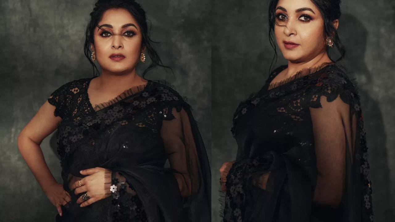 Ramyakrishna : 52 ఏళ్ళ వయసులో కూడా.. నల్ల చీరలో మత్తైన చూపులతో అదరగొడుతున్న రమ్యకృష్ణ