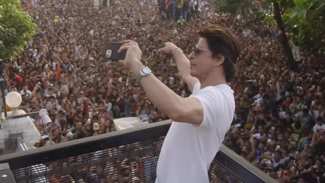 Millions of fans flock to Shahrukh's home on his birthday