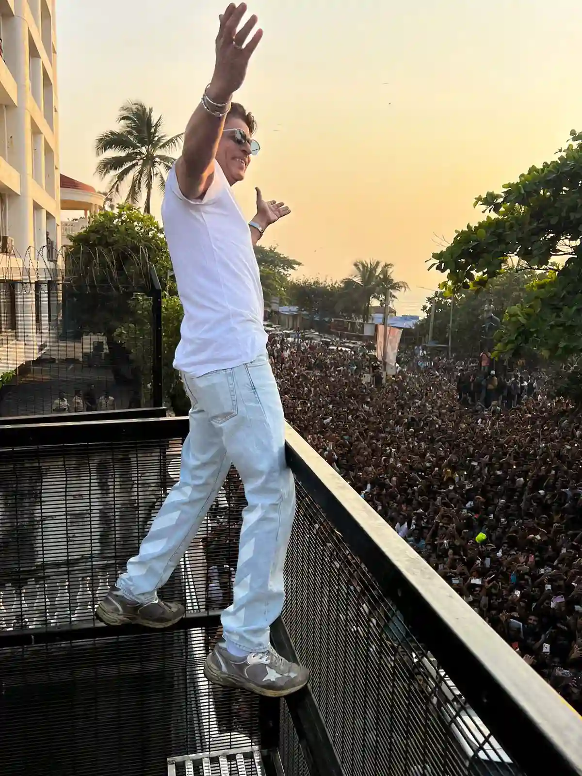 Millions of fans flock to Shahrukh's home on his birthday