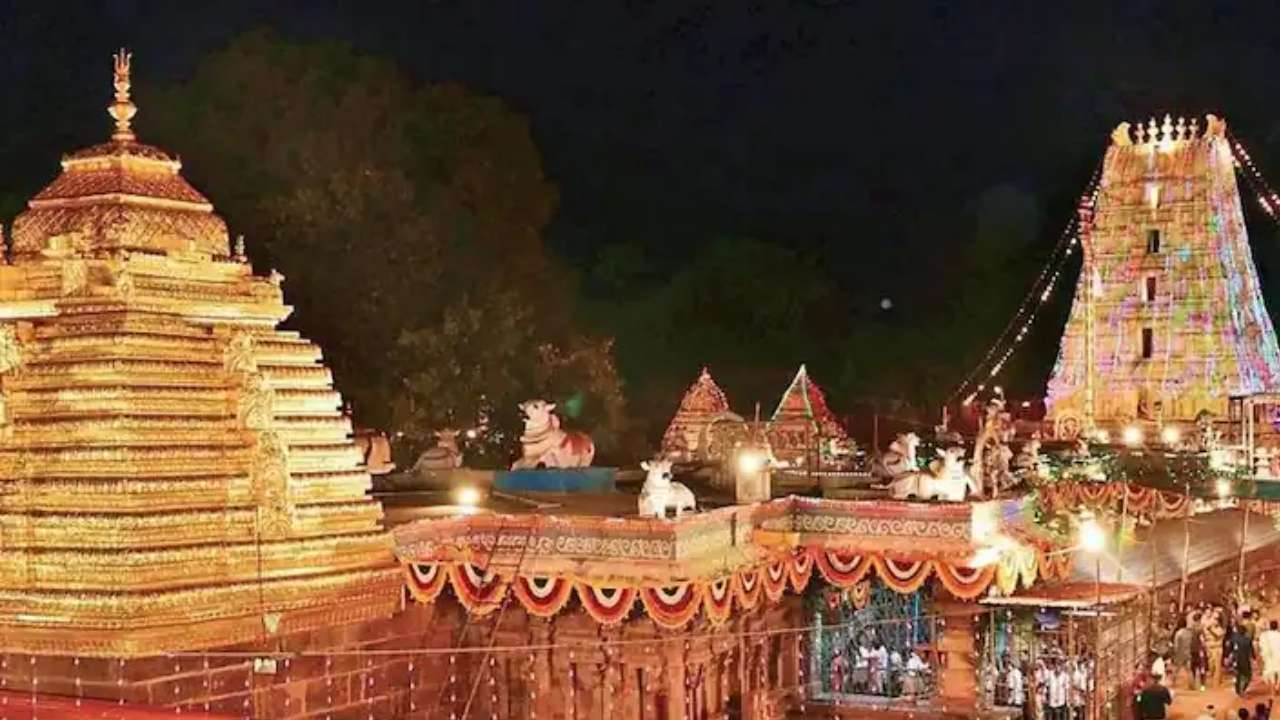 Srisailam temple : శ్రీశైలం అన్నదాన భవన్లో పేలిన బాయిలర్ .. పేలుడు ధాటికి ఎగిరిపడ్డ సామగ్రి .. హడలిపోయిన సిబ్బంది.. Srisailam temple : శ్రీశైలం అన్నదాన భవన్లో పేలిన బాయిలర్ .. పేలుడు ధాటికి ఎగిరిపడ్డ సామగ్రి .. హడలిపోయిన సిబ్బంది..