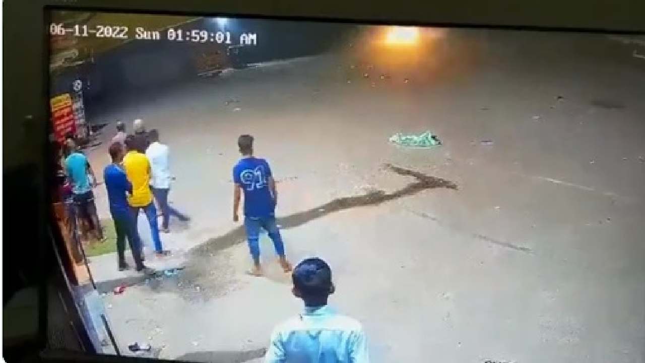 Viral Video: అర్ధరాత్రి దాటాక కారుతో స్టంట్.. ఒకరి మృతి.. ఇద్దరికి తీవ్రగాయాలు Viral Video: అర్ధరాత్రి దాటాక కారుతో స్టంట్.. ఒకరి మృతి.. ఇద్దరికి తీవ్రగాయాలు