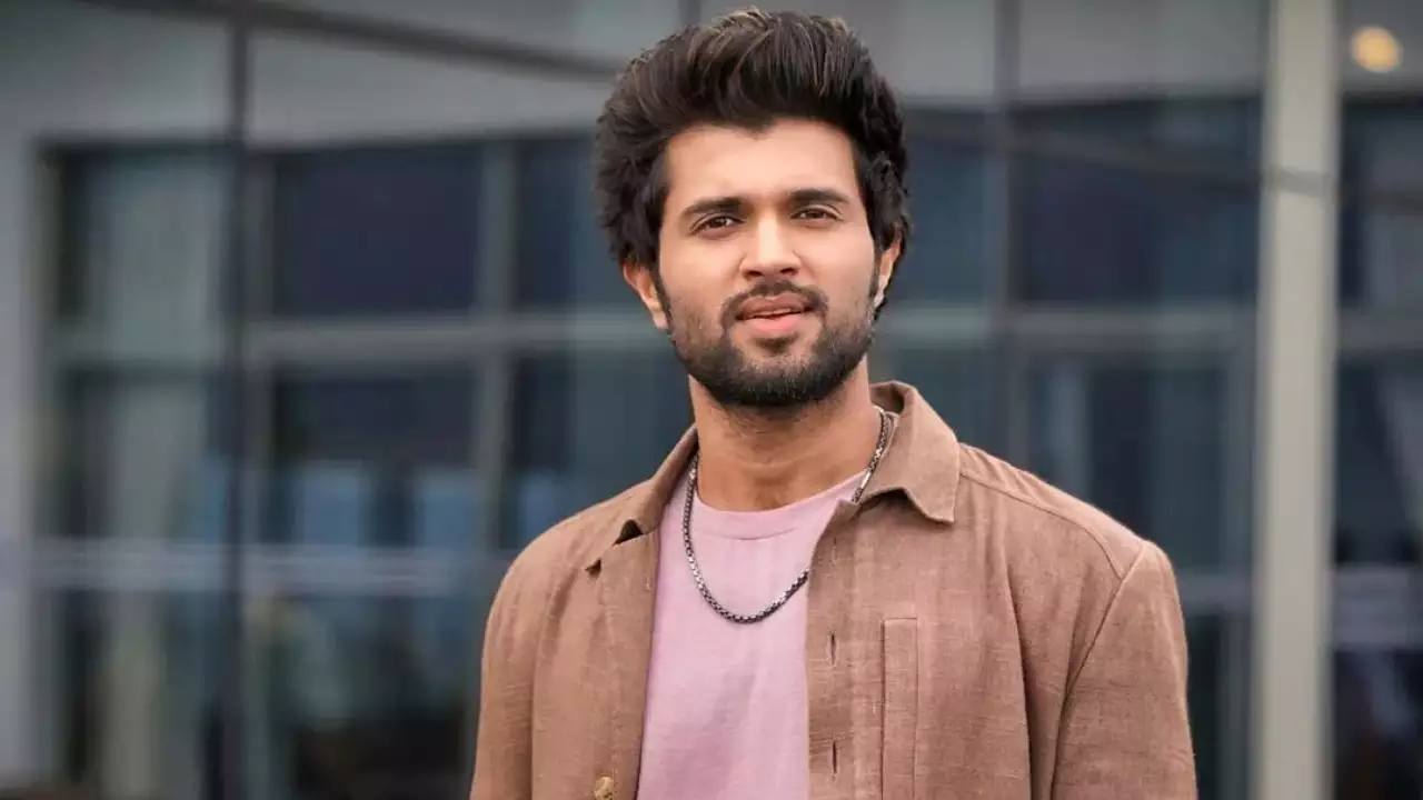 Vijay Devarakonda : రౌడీ హీరో ఖాళీగా ఉన్నాడా?? ఖుషీకి బ్రేక్ పడిందా? ముంబైకి మకాం.. Vijay Devarakonda : రౌడీ హీరో ఖాళీగా ఉన్నాడా?? ఖుషీకి బ్రేక్ పడిందా? ముంబైకి మకాం..