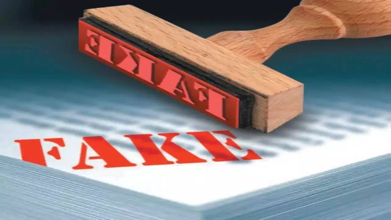 Fake certificates in Vijayawada : 10th పరీక్ష రాయకున్నా 10 రోజుల్లో నకిలీ సర్టిఫికెట్లు ఇచ్చేస్తున్న అన్నామలై వర్శిటీ ప్రతినిధులు..అరెస్ట్ చేసిన పోలీసులు Fake certificates in Vijayawada : 10th పరీక్ష రాయకున్నా 10 రోజుల్లో నకిలీ సర్టిఫికెట్లు ఇచ్చేస్తున్న అన్నామలై వర్శిటీ ప్రతినిధులు..అరెస్ట్ చేసిన పోలీసులు
